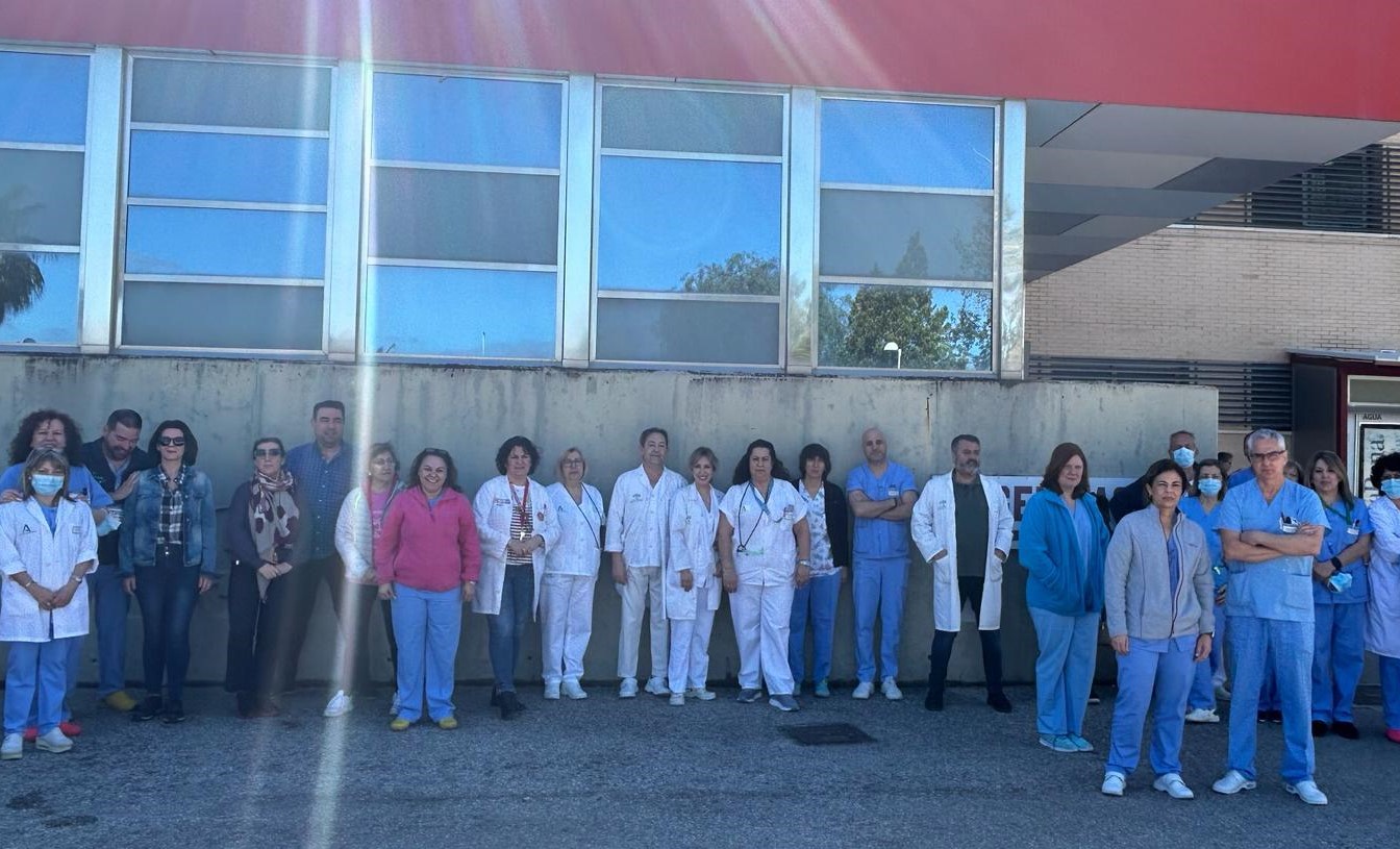 Concentración Hospital San Agustín de Linares exigiendo un guarda de seguridad permanente.